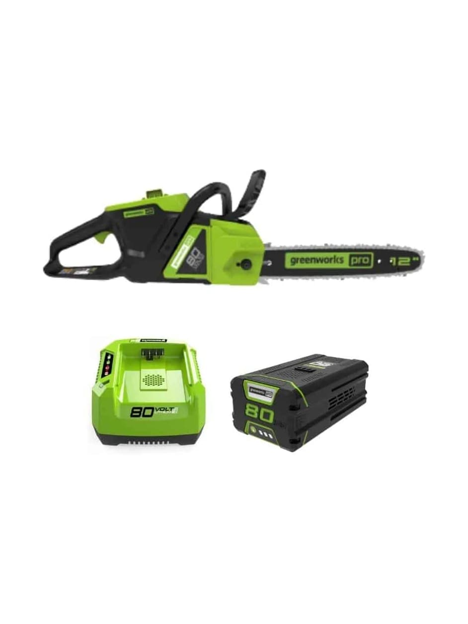 מסור שרשרת 30 ס״מ 80 וולט נטען, Greenworks: המסור עם סוללת 4 אמפר ומטען מתחתיו, על רקע לבן