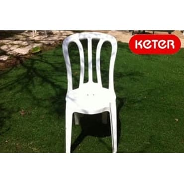 כיסא פלסטיק לבן קומפקטי של KETER, עומד על דשא בגינה