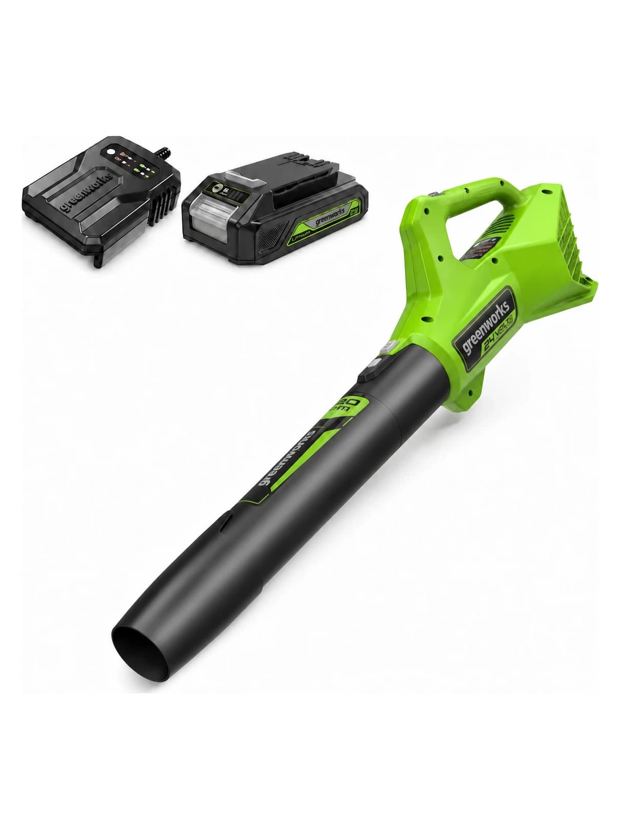 מפוח עלים 24 וולט נטען דור 2, Greenworks BL24B212: המפוח באלכסון עם מטען וסוללה מעליו, על רקע לבן