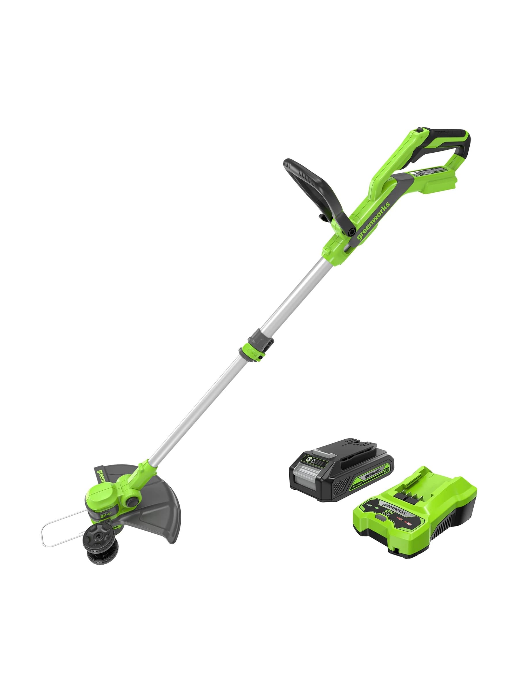 חרמש 24 וולט נטען טלסקופי, Greenworks G24VST: החרמש באלכסון עם סוללת 2 אמפר ומטען, על רקע לבן