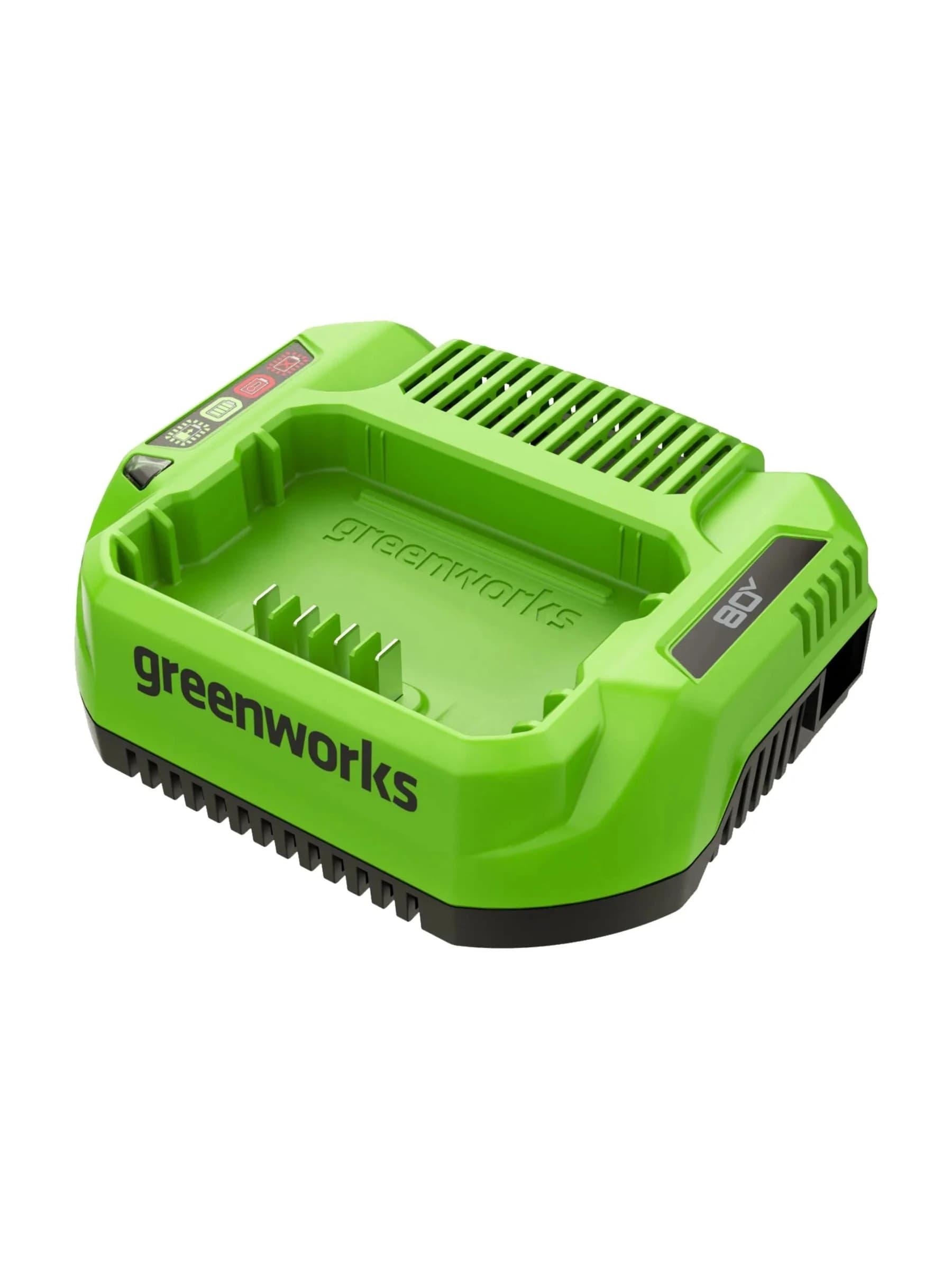 מטען מהיר 4 אמפר 80 וולט עם מאוורר קירור, Greenworks GCH8040: המטען במבט מלמעלה על תושבת הסוללה, עם הלוגו בחזית, על רקע לבן