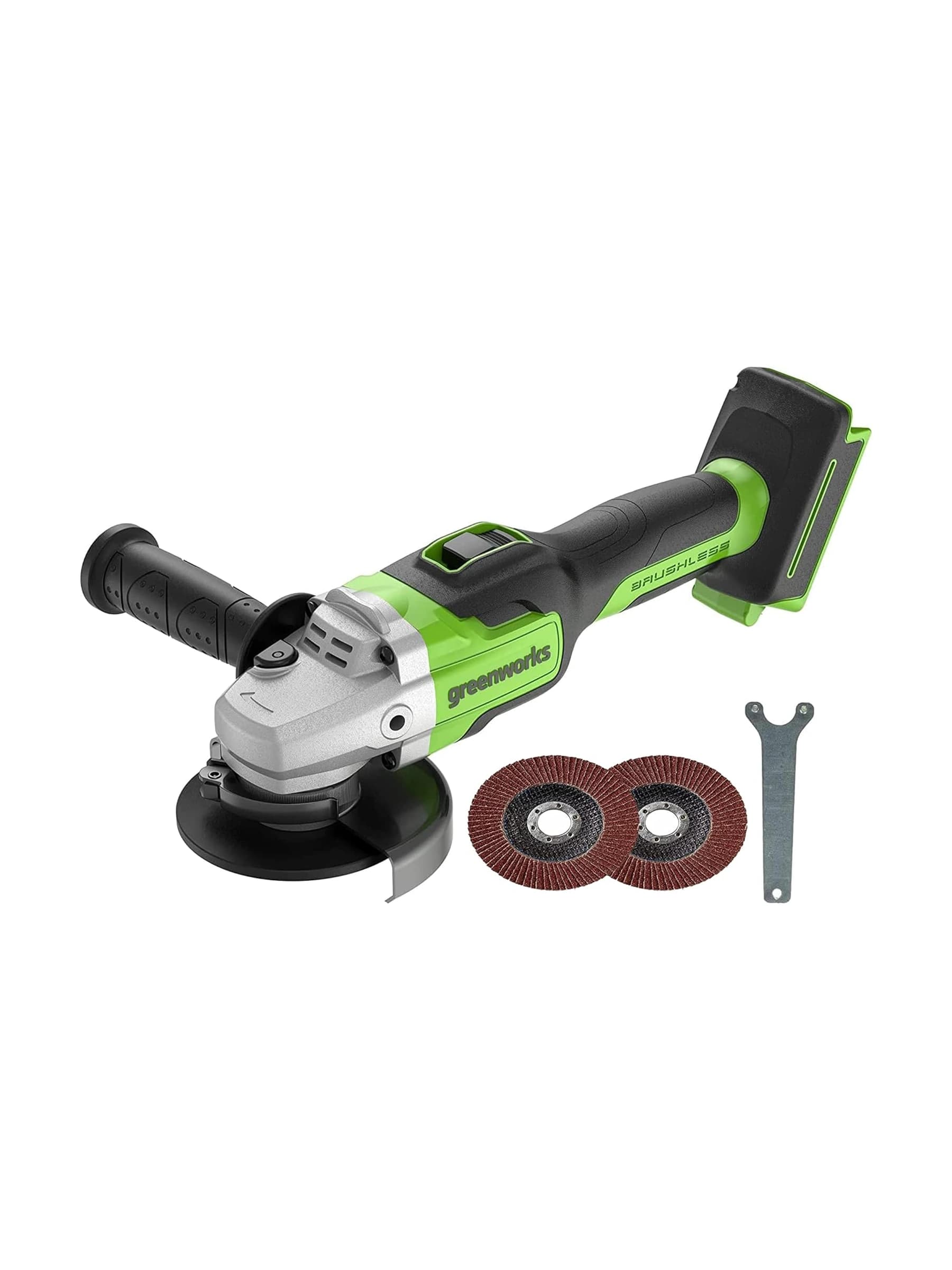 משחזת זווית 13 ס״מ 24 וולט נטענת, Greenworks GD24AG: המשחזת מהצד עם ידית עזר, שלושה דיסקים ומפתח, על רקע לבן