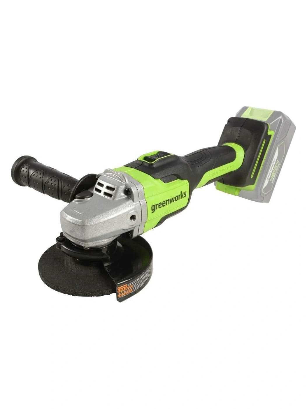 משחזת זווית 13 ס״מ 24 וולט נטענת, Greenworks GD24AG: המשחזת במבט אלכסוני עם דיסק מורכב וידית עזר, מקום הסוללה מסומן בשקיפות, על רקע לבן